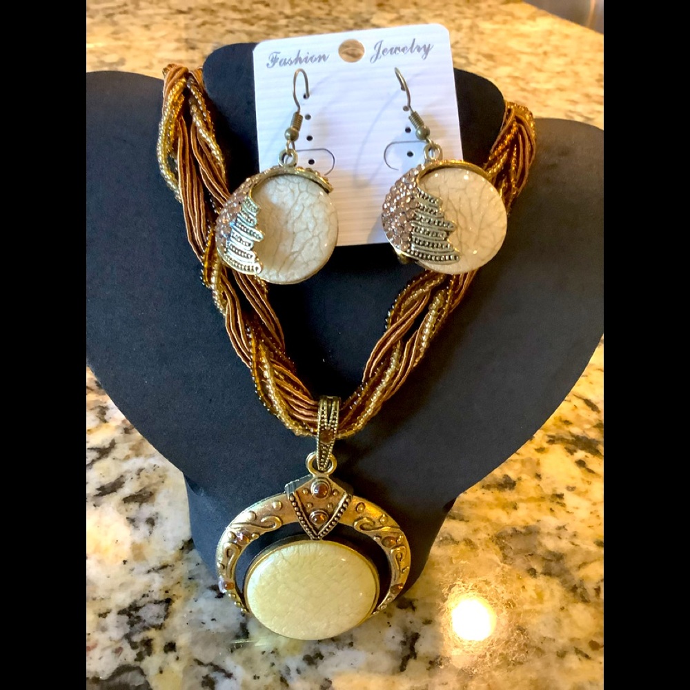 😊Beautiful set of fashion jewelry in brass, cream & browns, earrings & necklace